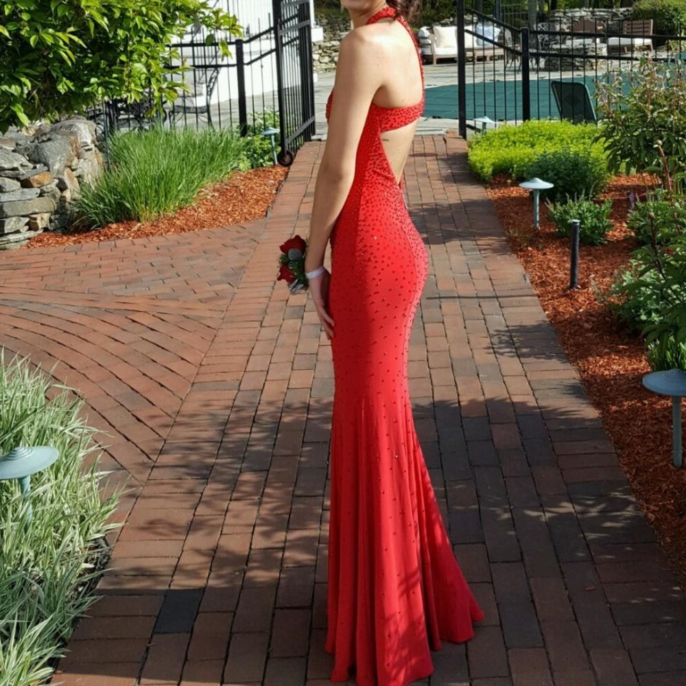Elegant Red Evening Gown - Picture 1 of 4